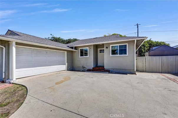Attached, Exterior, Facade, Ranch