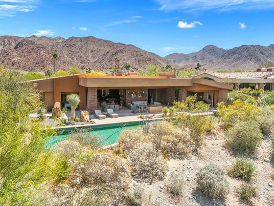 Exterior, Facade, Pool, Modern