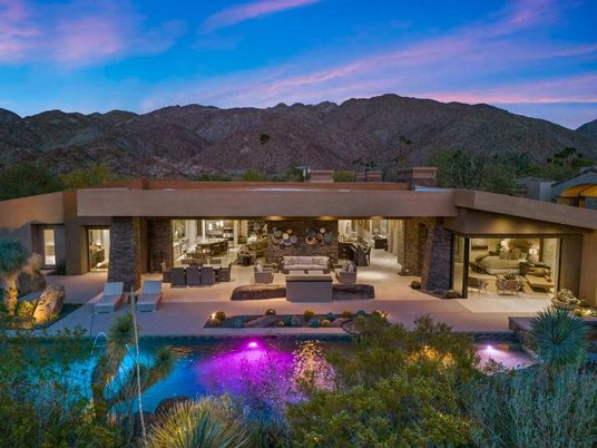 Exterior, Facade, Pool, Modern