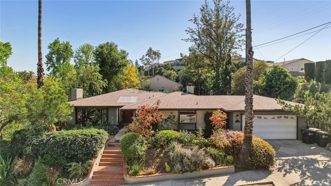 Attached, Exterior, Facade, Ranch