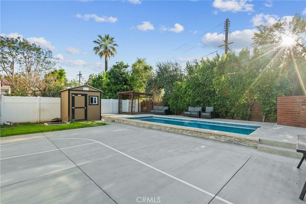 Exterior, Pool