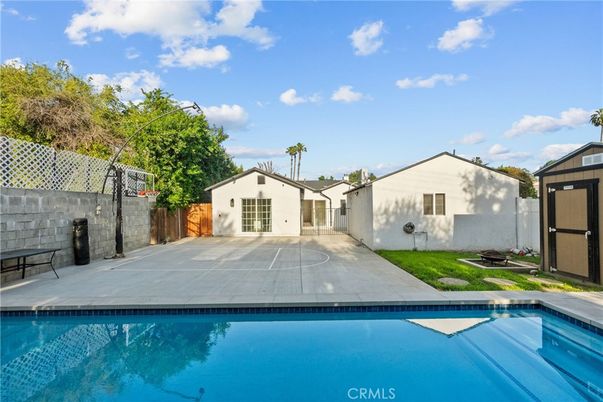 Exterior, Pool