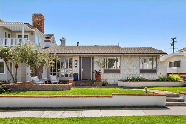 Exterior, Facade, Ranch