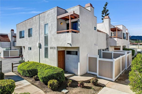 Exterior, Facade, Modern