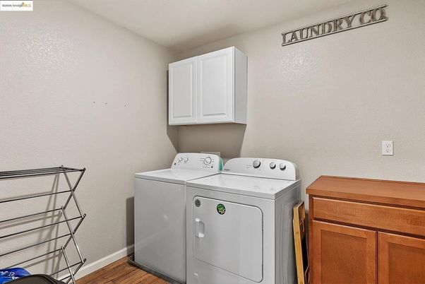 Interior, Washer, Wood Texture Flooring