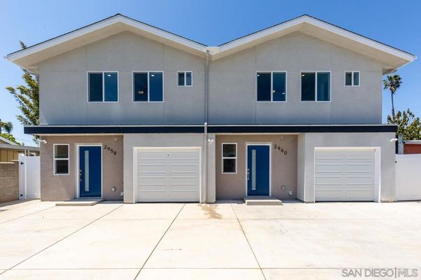 Attached, Exterior, Facade, American Craftsman