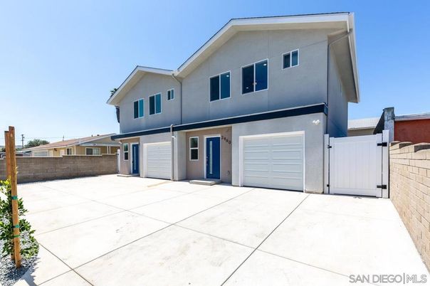 Attached, Exterior, Facade, Modern