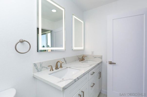 Bathroom, Dual Sink Vanities, Interior, Recessed Lighting