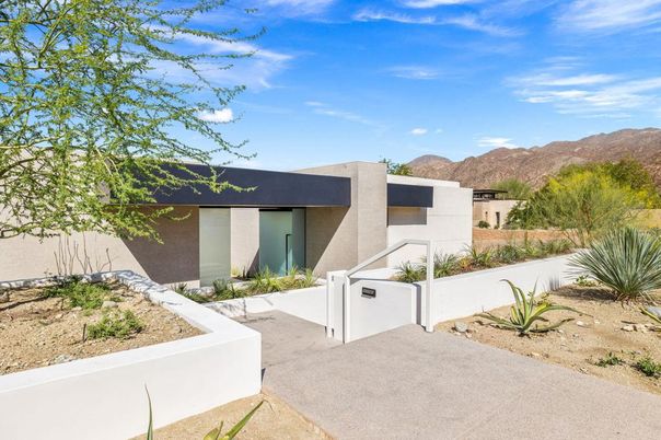 Exterior, Facade, Modern