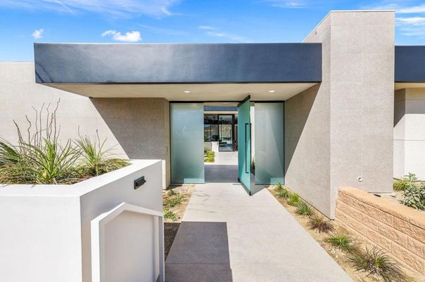 Exterior, Facade, Modern