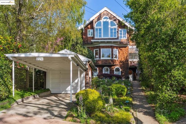 Exterior, Facade, Brick Facade, Queen Anne Victorian