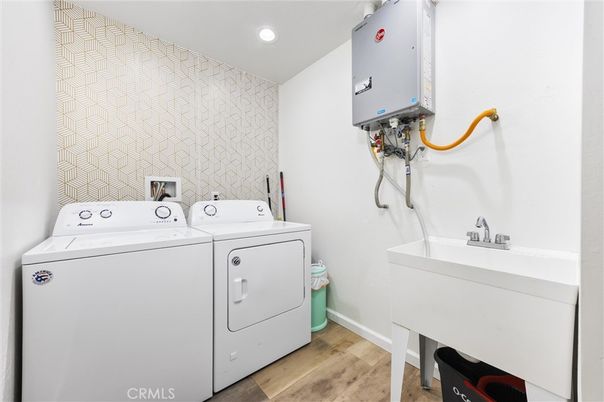 Interior, Recessed Lighting, Washer, Wood Texture Flooring