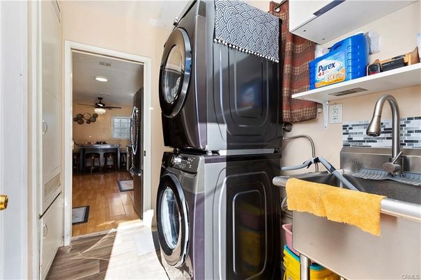Interior, Washer, Wood Texture Flooring