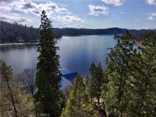 Exterior, Lake