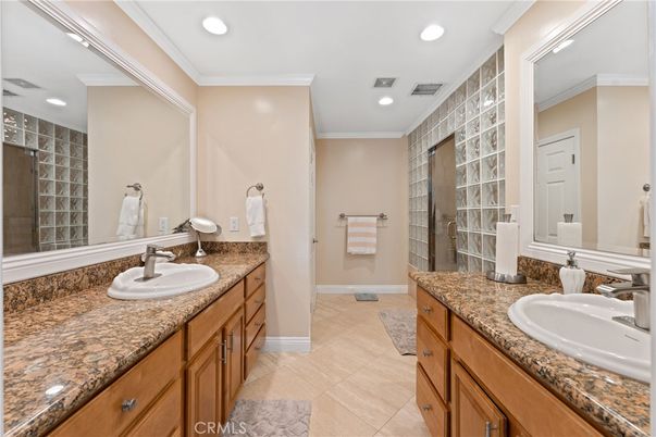 Bathroom, Dual Sink Vanities, Interior, Recessed Lighting