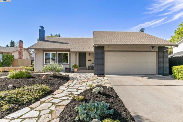 Attached, Exterior, Facade, Ranch