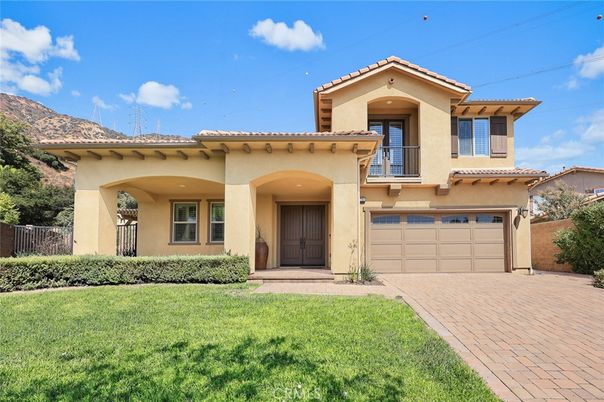 Attached, Exterior, Facade, Mediterranean