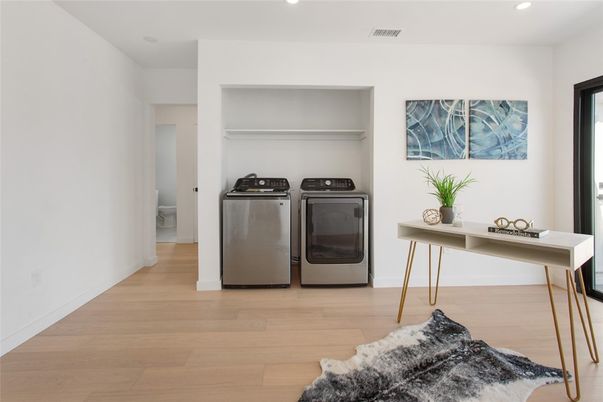 Interior, Recessed Lighting, Washer, Wood Texture Flooring