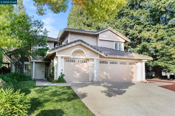 Attached, Exterior, Facade, American Craftsman