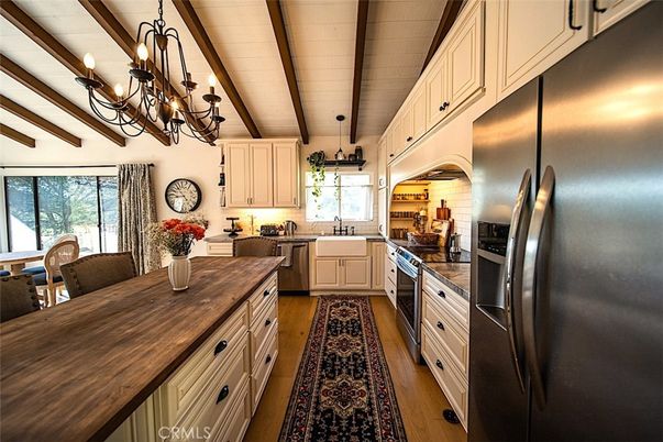 Chandelier, Dining room, Interior, Kitchen, Stainless Steel Appliances, Wooden Beams, Wooden Ceilings, Wood Texture Flooring