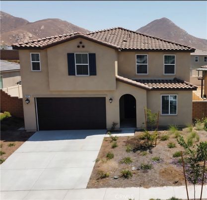 Attached, Exterior, Facade, Mediterranean