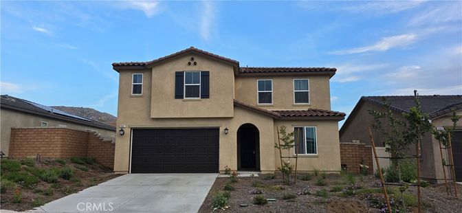 Attached, Exterior, Facade, Mediterranean
