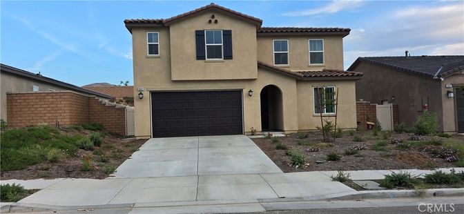 Attached, Exterior, Facade, Mediterranean