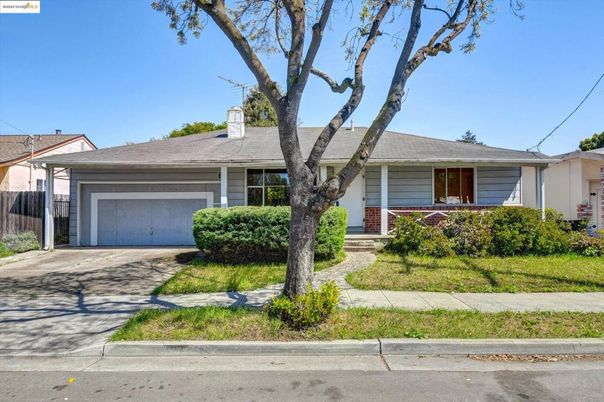 Attached, Exterior, Facade, Ranch