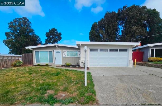 Attached, Exterior, Facade, Ranch