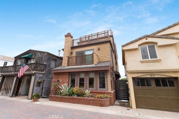 Attached, Exterior, Facade, Brick Facade, Rowhouse