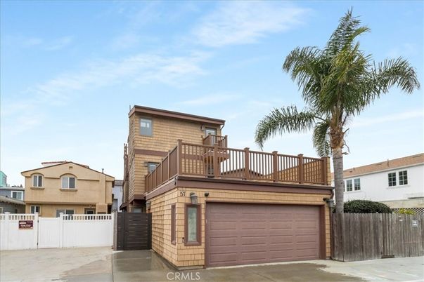 Attached, Exterior, Facade, Modern
