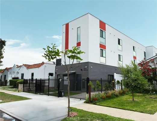 Exterior, Facade, Modern
