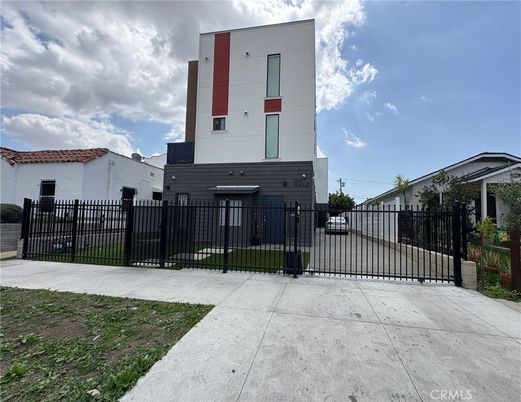 Exterior, Facade, Modern