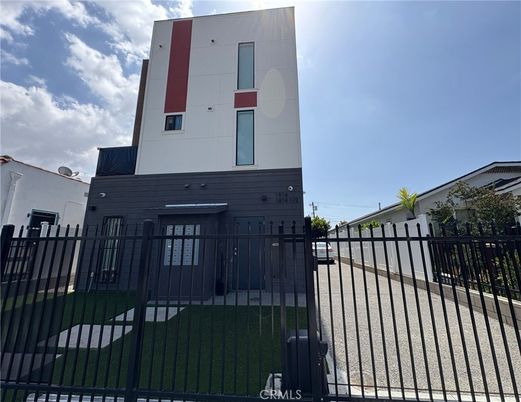 Exterior, Facade, Modern