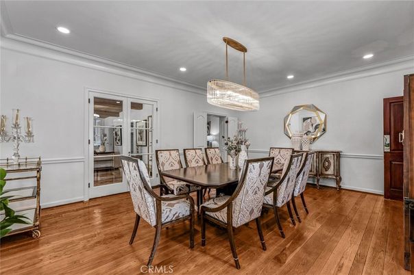 Chandelier, Dining room, Interior, Recessed Lighting, Wood Texture Flooring