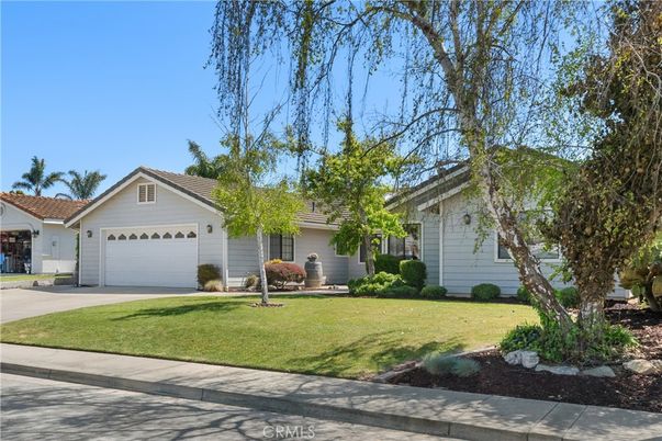 Attached, Exterior, Facade, Ranch
