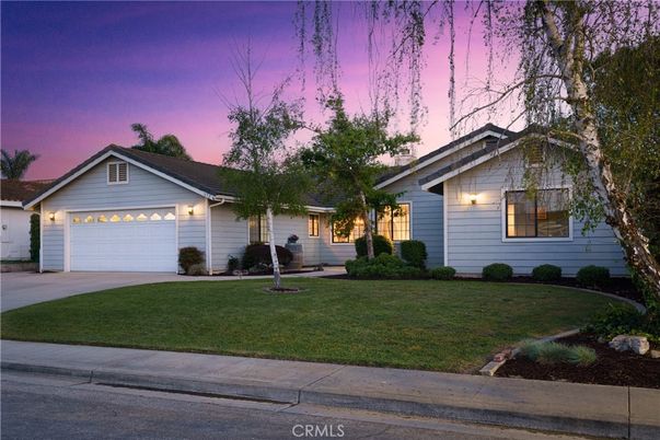 Attached, Exterior, Facade, Ranch