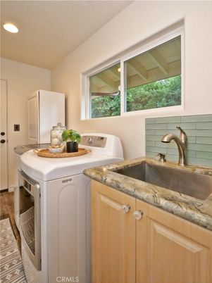 Interior, Recessed Lighting, Washer, Wood Texture Flooring