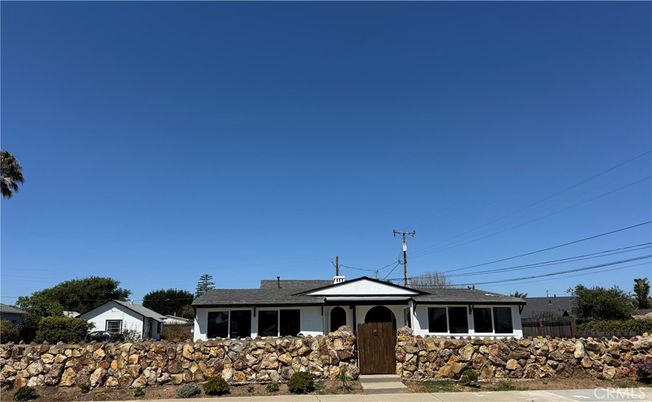 Exterior, Facade, Ranch