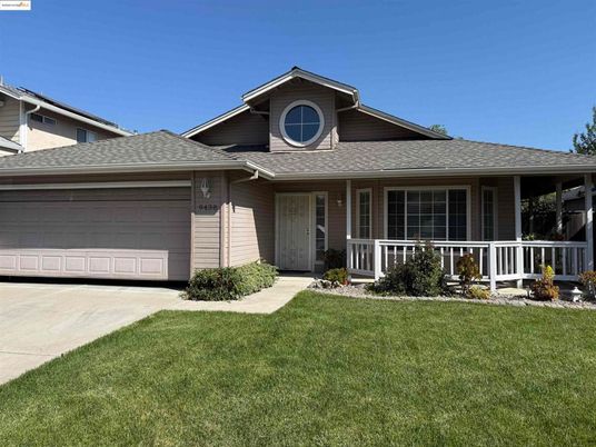 Attached, Exterior, Facade, Ranch