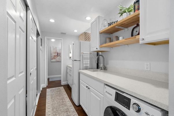 Interior, Recessed Lighting, Washer, Wood Texture Flooring
