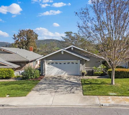 Attached, Exterior, Facade, Ranch