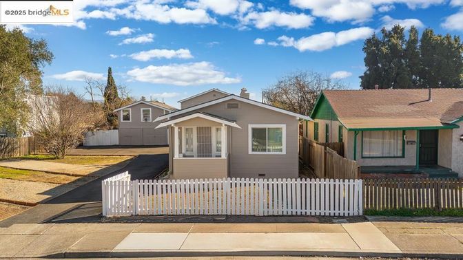 Exterior, Facade, American Craftsman