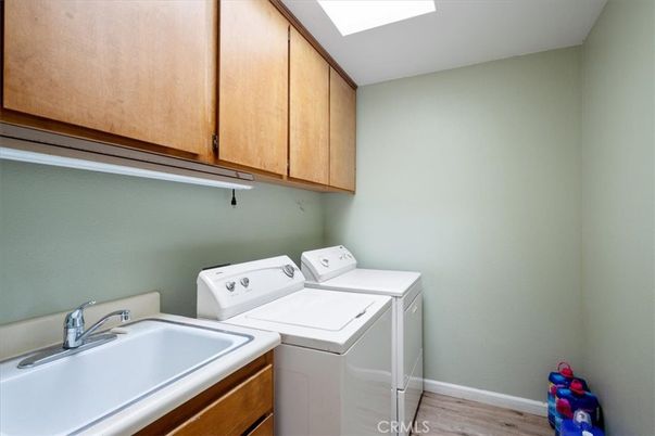 Interior, Washer, Wood Texture Flooring