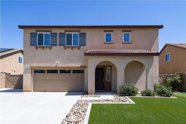 Attached, Exterior, Facade, Mediterranean
