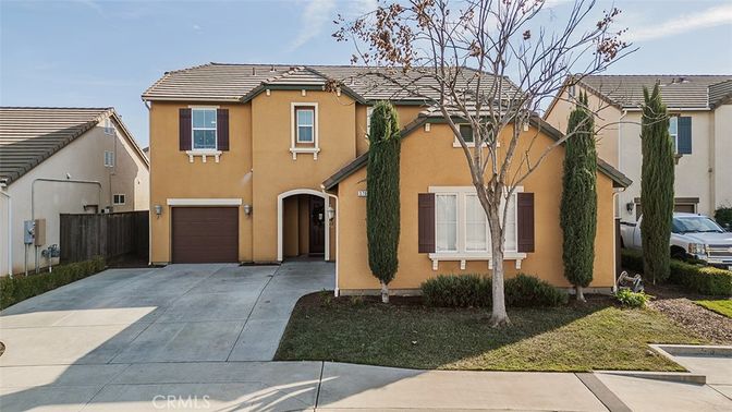 Attached, Exterior, Facade, Mediterranean