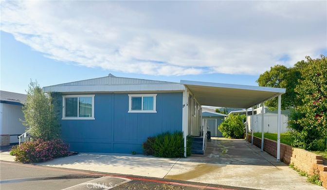 Exterior, Facade, Ranch