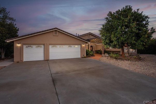 Attached, Exterior, Facade, Ranch