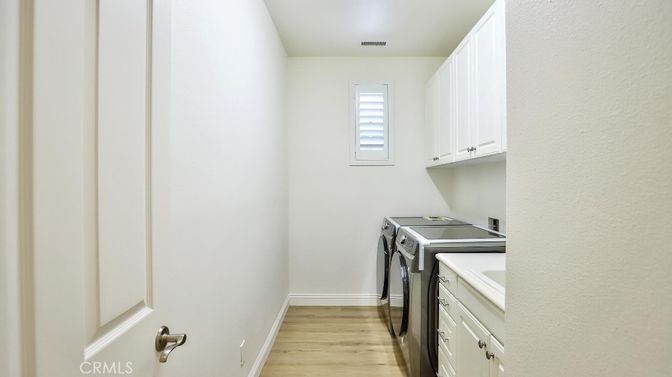 Interior, Washer, Wood Texture Flooring
