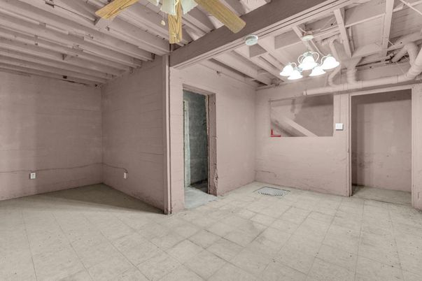 Empty room, Interior